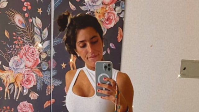 Así entró la joven a la casa.