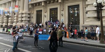 Un grupo de padres fue a protestar este domingo frente a la sede del Gobierno de Santa Fe en la ciudad. (@saricasiello)