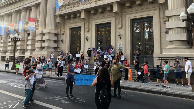 Un grupo de padres fue a protestar este domingo frente a la sede del Gobierno de Santa Fe en la ciudad. (@saricasiello)