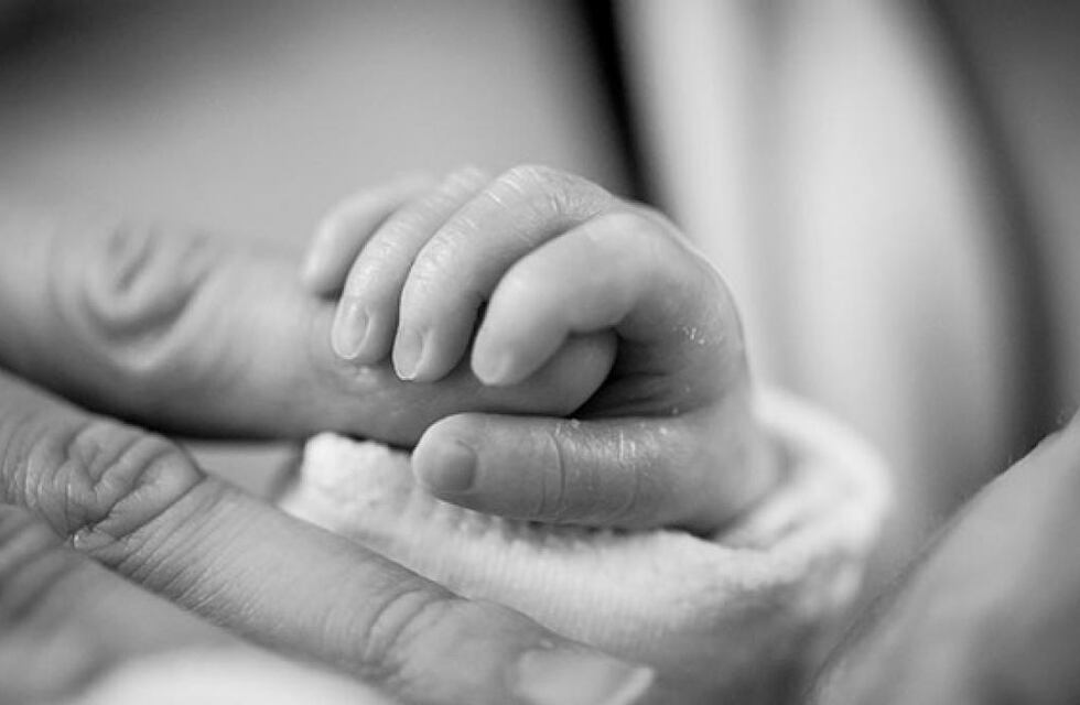 Abuela partera: no llegó al sanatorio y dio a luz a su bebé arriba del auto, con ayuda de su mamá