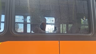 Apedrearon tres colectivos con pasajeros en el centro de Córdoba.