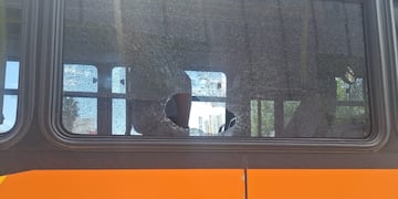 Apedrearon tres colectivos con pasajeros en el centro de Córdoba.