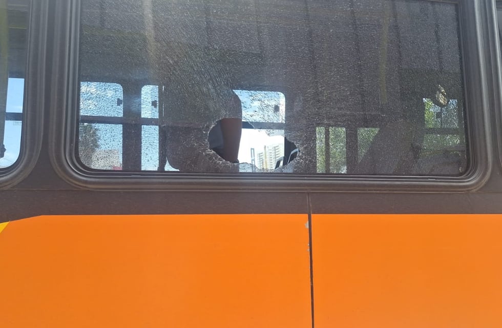 Apedrearon tres colectivos con pasajeros en el centro de Córdoba: las imágenes