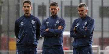 Demichelis (centro) es uno de los entrenadores de las divisiones formativas del Bayern Munich.