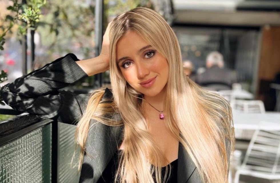 Morena Beltrán se llevó todas las miradas con un mini vestido negro de escote cruzado