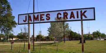 Piden testigos de un choque entre un auto verde y dos motocicletas.