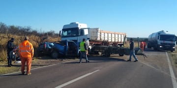La camioneta Ford F100 chocó de frente contra un camión. (Policía)