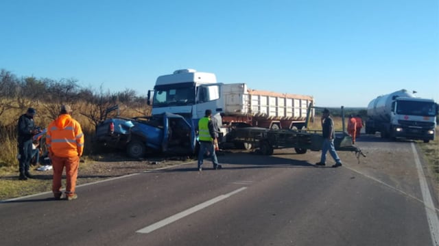 La camioneta Ford F100 chocó de frente contra un camión. (Policía)