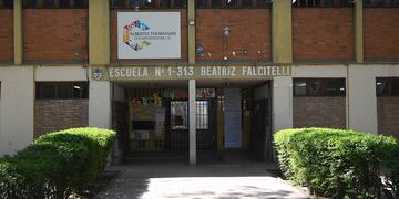Escuela de nivel primario Beatriz Falcitelli, ubicada en Mitre y Ameghino de Ciudad donde detuvieron a un celador del establecimiento educativo por el abuso sexual a una alumna.