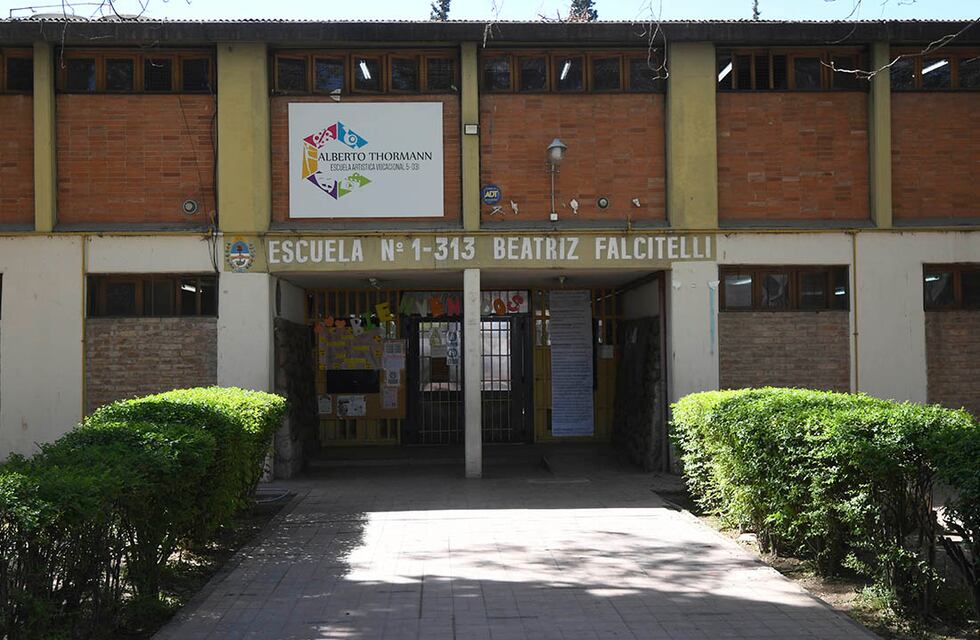 Detuvieron a la celadora de una escuela de Mendoza como presunta cómplice del abuso a una niña
