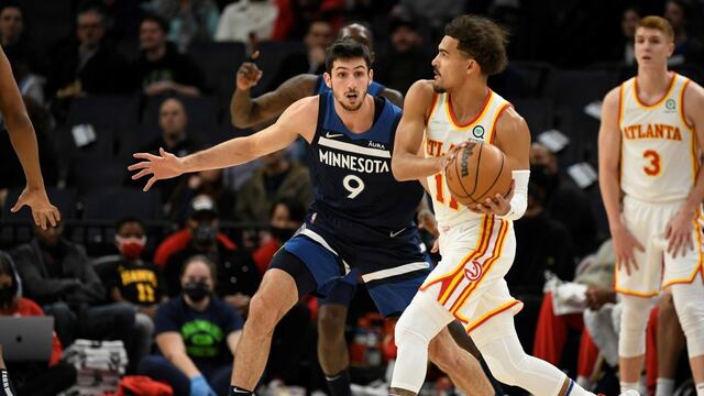 Leandro Bolmaro fue titular por primera vez en la NBA. Acá, defendiendo a Trae Young, la figura de Atlanta Hawks. (Foto: AP)
