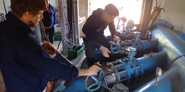 Realizan trabajos para restitución del servicio de agua en Puerto Iguazú.