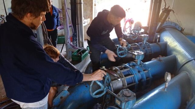Realizan trabajos para restitución del servicio de agua en Puerto Iguazú.