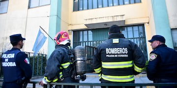 Tres estudiantes resultaron quemados al fallar un experimento en una clase de química en el colegio Cristo Rey.