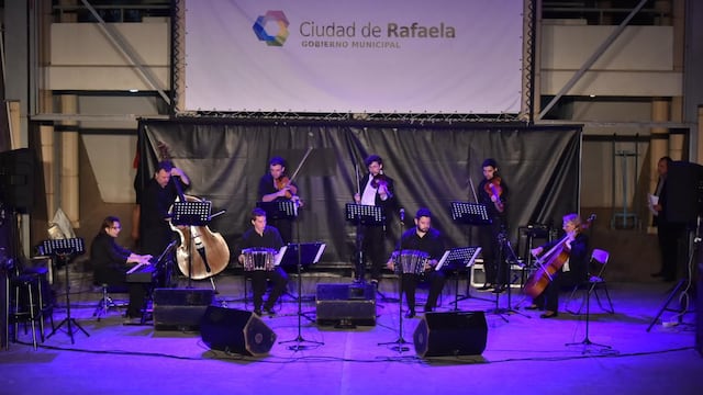 La orquesta municipal de tango en el Anfiteatro