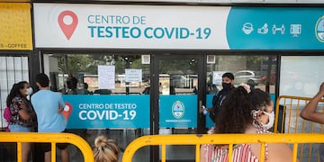 Centro de testeo.
Día de calor intenso en la provincia, siguen las largas filas y los problemas para hisopar por falta de insumos.
Foto: Ignacio Blanco / Los Andes