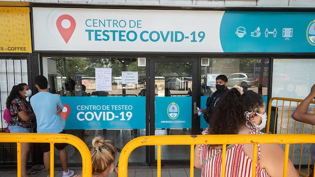 El Ministerio de Salud de Mendoza informó que hasta la fecha se han registrado 216.268 casos positivos confirmados de Covid-19. Ignacio Blanco/Los Andes