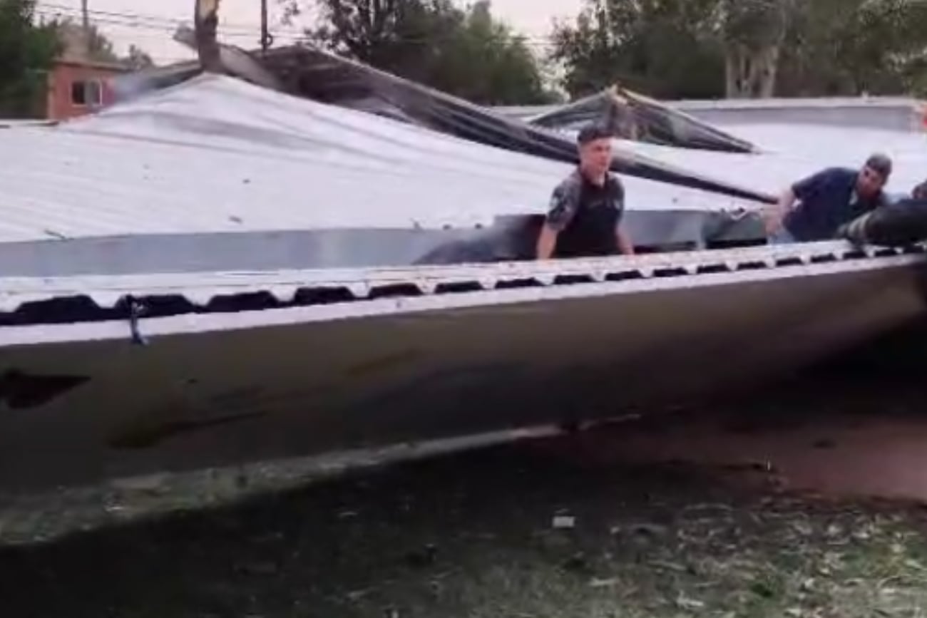 Se cayó el techo de un polideportivo en barrio Los Alamos: habría dos niños heridos. (Policía de Córdoba)