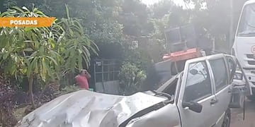 Posadas: maquina vial chocó contra el portón de una casa y casi provoca una tragedia.