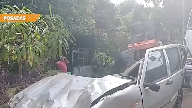 Posadas: maquina vial chocó contra el portón de una casa y casi provoca una tragedia.