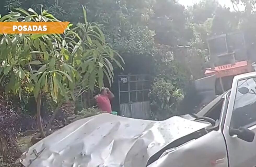 Posadas: maquina vial chocó contra el portón de una casa y casi provoca una tragedia