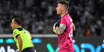 Guido Herrera tapó un remate de Julián Álvarez. (Fotobaires)