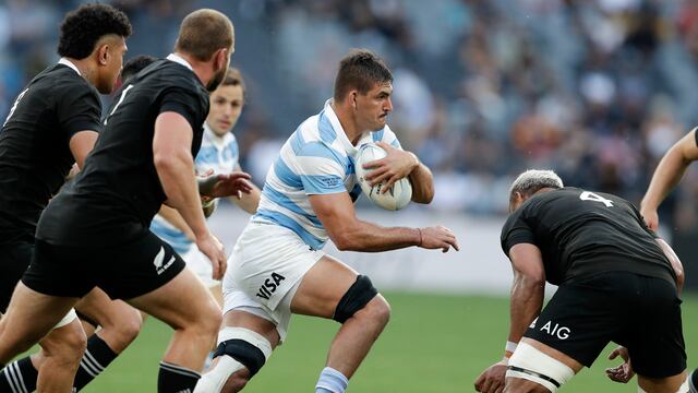 Pablo Matera avanza con el balón durante el duelo contra Nueva Zelanda. Sigue la polémica por los posteos en twitter del capitán de Los Pumas.