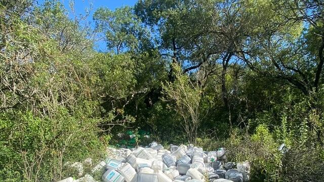 Los desechos se encuentran en un campo privado, por lo que impidió que el municipio pudiera actuar.
