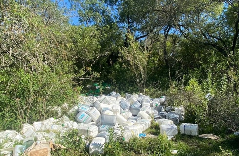 Denunciaron envases de agroquímicos desechados en campos de Calamuchita: qué dijeron las autoridades