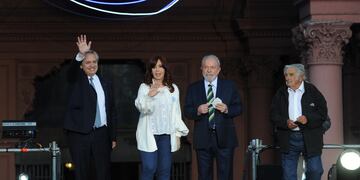 Alberto, Cristina, Lula y Pepe Mujica en el acto por el Día de la Democracia. (Federico López Claro)
