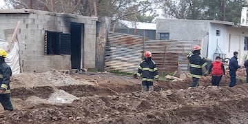 Mientras la madre y los dos hijos mayores logaron salir, el bebé quedó dentro de la vivienda. El tío de los niños, que además es el vecino, oyó los gritos y fue a socorrerlos.