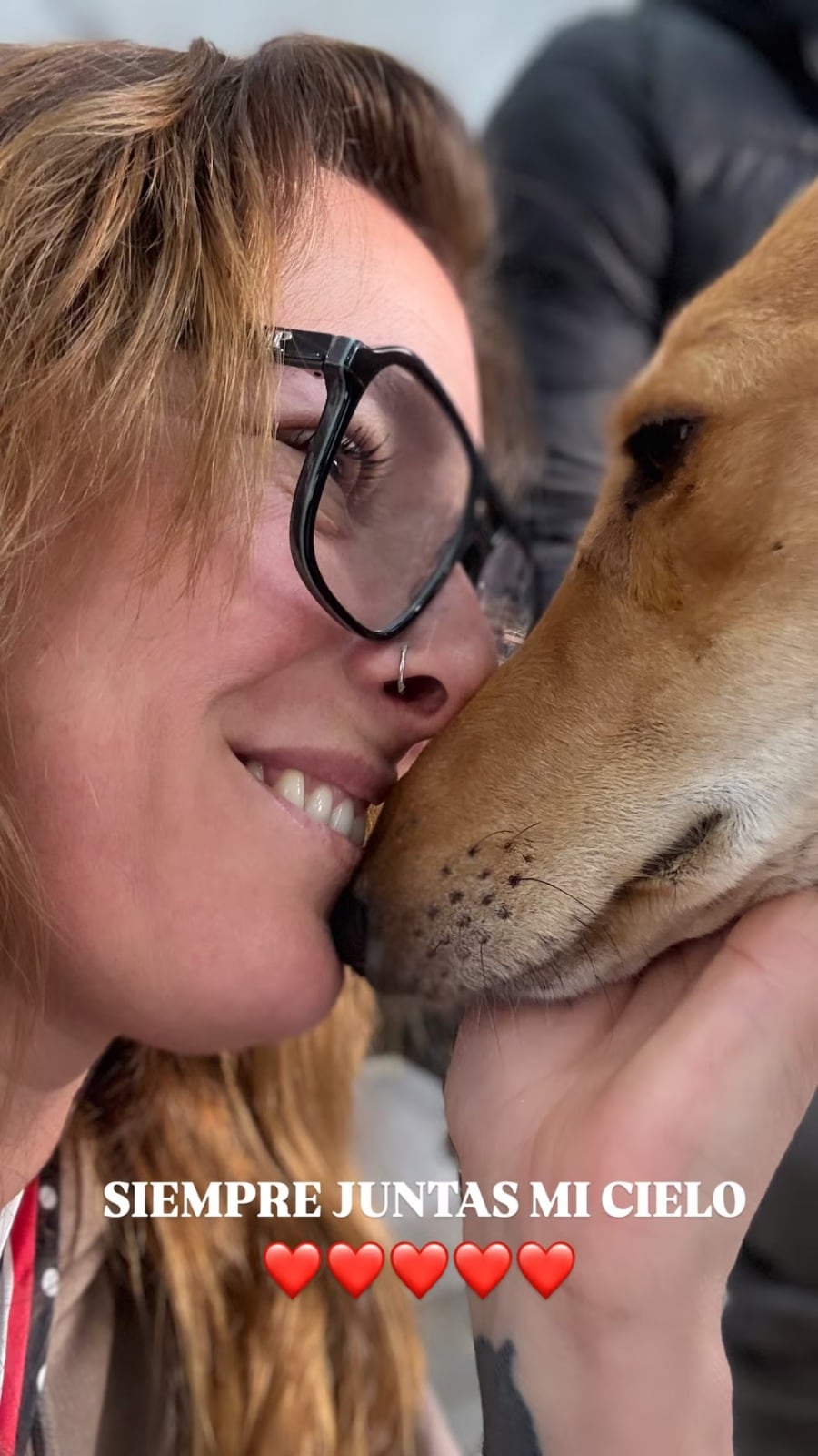 Dani La Chepi junto a su mascota.