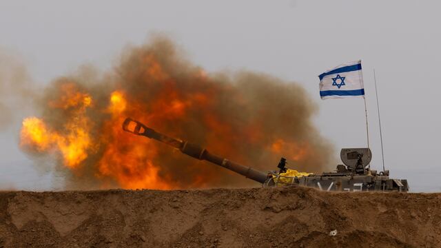 Una unidad móvil de artillería israelí dispara un obús desde el sur de Israel a la Franja de Gaza,  en una posición cerca de la frontera, jueves 21 de diciembre de 2023.