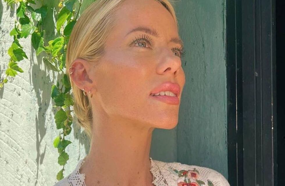 Desde Punta del Este, Nicole Neumann deslumbró con una microbikini nude a la orilla del mar