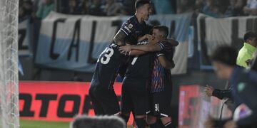 Todos los abrazos todos para Michael Santos. Figura en la impactante victoria de Talleres en Avellaneda (Federico López Claro / La Voz).