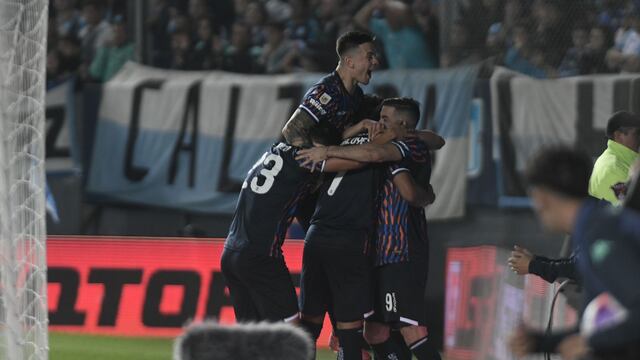 Todos los abrazos todos para Michael Santos. Figura en la impactante victoria de Talleres en Avellaneda (Federico López Claro / La Voz).