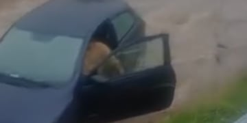 El auto cayó a un desagüe en zona sur.