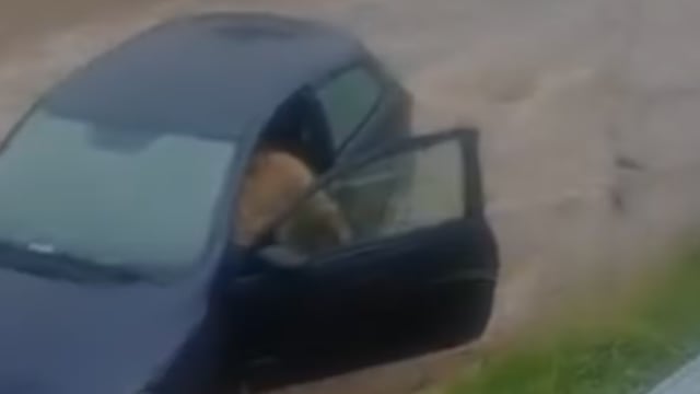 El auto cayó a un desagüe en zona sur.