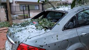 Descomunal granizada en Posadas deja rastro de daños en viviendas y vehículos.