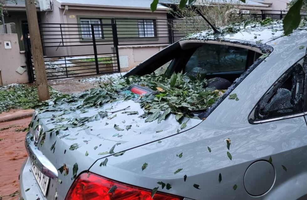 Descomunal granizada en Posadas deja rastro de daños en viviendas y vehículos