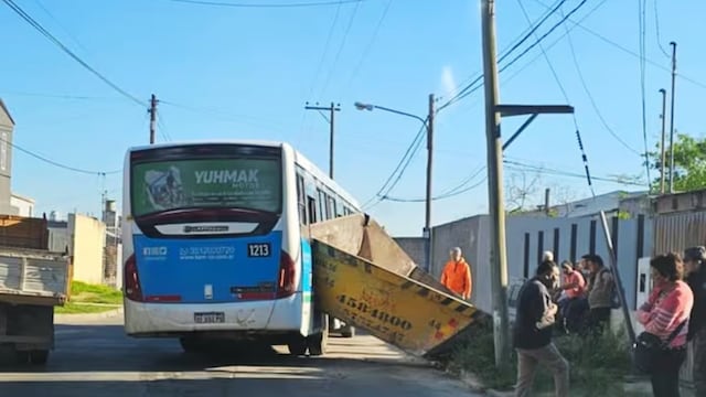 La unidad del transporte urbano de pasajeros protagonizó un inesperado choque en la mañana de este jueves 9 de octubre.