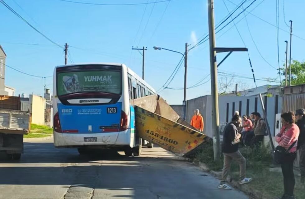 Un colectivo se estrelló contra un contenedor de basura en Córdoba: hay una herida