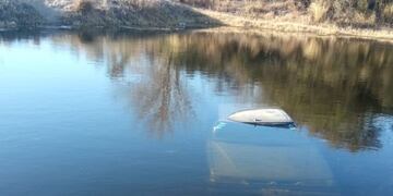 Almafuerte. El auto quedó totalmente sumergido en el lago Piedras Moras. (El Diario del Pueblo)