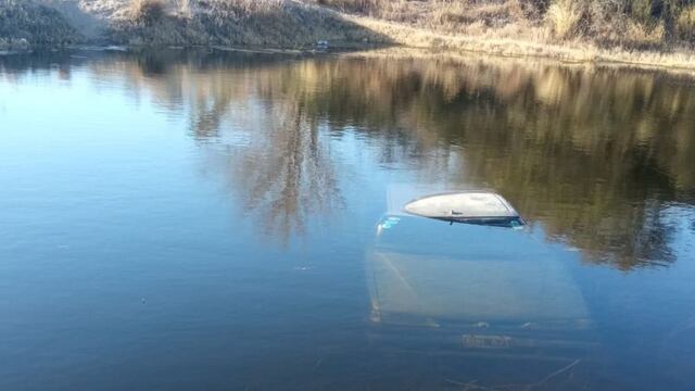 Almafuerte. El auto quedó totalmente sumergido en el lago Piedras Moras. (El Diario del Pueblo)