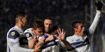 Brahian Alemán de penal, puso el 2 a 1 para Gimnasia ante Racing.