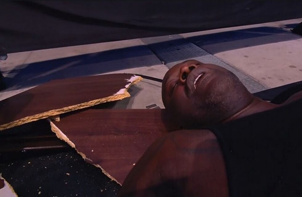 Shaquille O’Neal perdió por KO en su debut en la lucha libre y terminó en el hospital