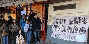 Alumnos del Colegio Nacional Buenos Aires tomaron una vez más la escuela.