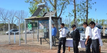 El "Punto de encuentro" sustentable que diseñaron y armaron los alumnos de la escuela técnica Izsaky y donaron al polideportivo de Malargüe.
