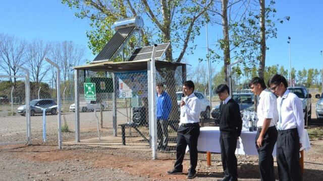 El "Punto de encuentro" sustentable que diseñaron y armaron los alumnos de la escuela técnica Izsaky y donaron al polideportivo de Malargüe.