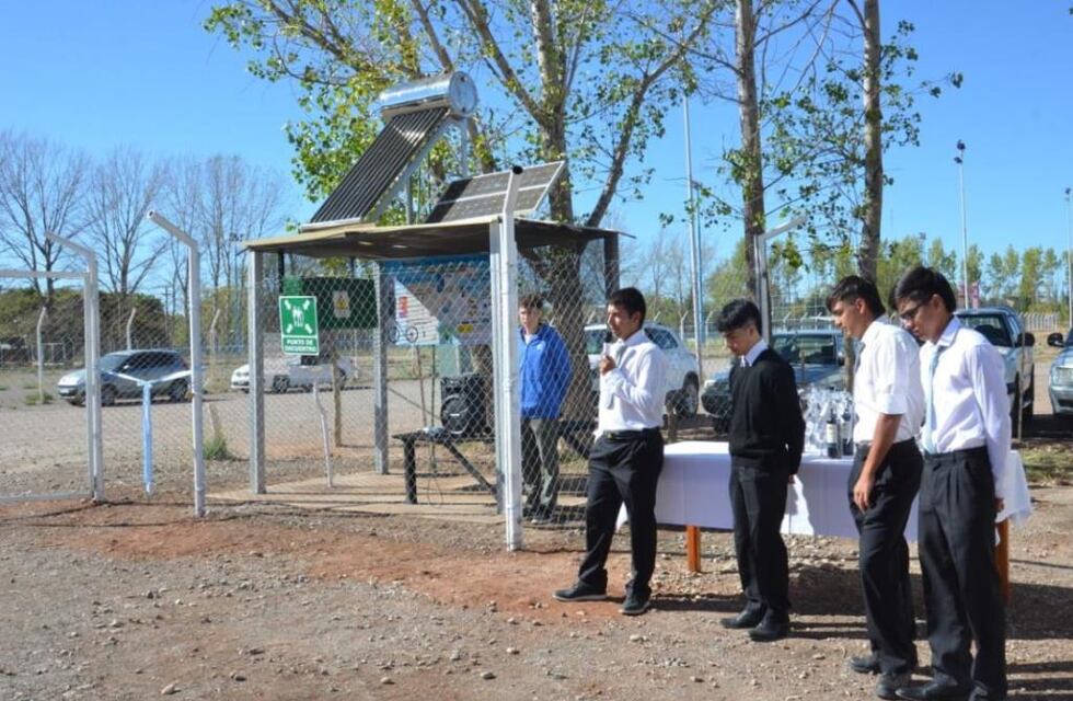 Todo con energía solar: alumnos construyeron un espacio que provee de electricidad, agua caliente y aire comprimido